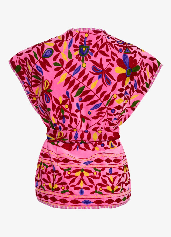 Variana Velvet Suzani Vest is een oversized vest met verlaagde schouders en zakken aan de voorkant. Alle naden zijn bedekt met gestreepte katoenen blokprintbindingen voor een mooie afwerking. Het vest wordt geleverd met een afneembare riem om een ​​vrouwelijk silhouet te accentueren. Dit vest is gemaakt van een katoenen fluwelen deken, helemaal versierd met kleurrijk Suzani-borduurwerk.