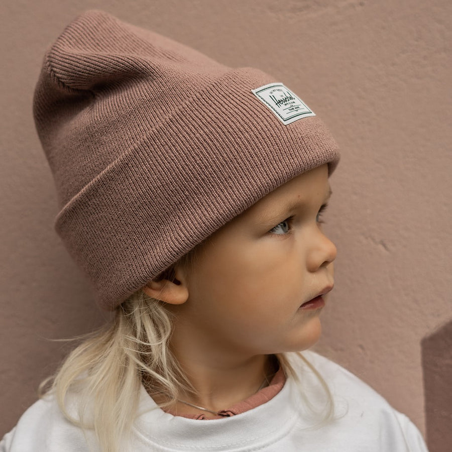 Beanie van Herschel voor kinderen in de kleur Ash Rose.