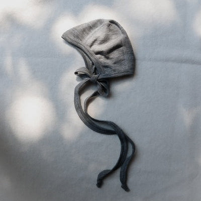 Strikmutsje gemaakt van wol in de kleur grijs voor baby's van het merk Engel Natur.