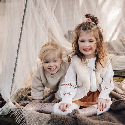 Wollen trui voor kinderen / babys in de kleur beige gemaakt van wol van het merk Alwero.