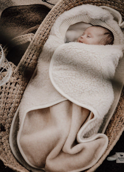 Wikkeldeken voor baby's in de kleur beige gemaakt van wol van het merk Alwero.