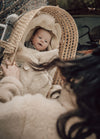 Wikkeldeken voor baby's in de kleur beige gemaakt van wol van het merk Alwero.