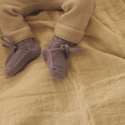 Gebreide booties voor baby's in de kleur Lilac van HVID lifestyle.