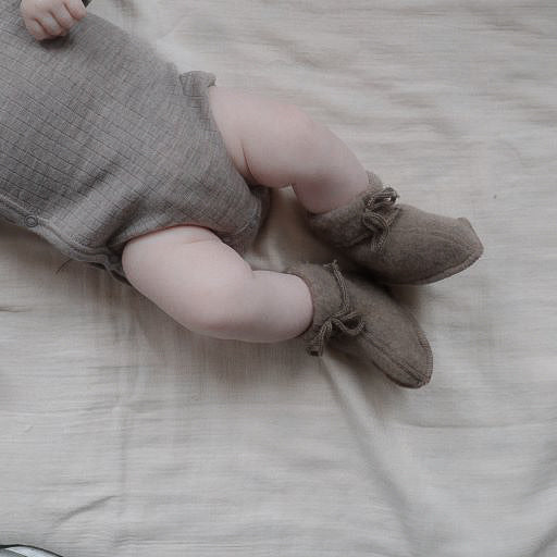 Slofjes gemaakt van wol in de kleur bruin voor baby's van het merk Engel Natur.