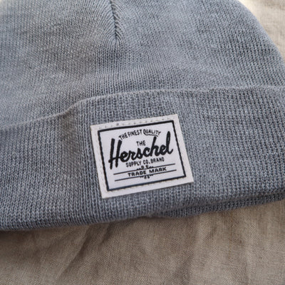 Beanie van Herschel voor kinderen in de kleur licht grijs.