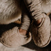 Beige sloffen voor kinderen en volwassene in de kleur beige gemaakt van wol van het merk Alwero.