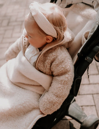 Voetenzak in de kleur beige gemaakt van wol voor baby's kinderen voor de kinderwagen van het merk Alwero.