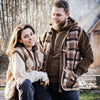 Volwassen vrouw en man dragen bruine wollen mom bodywarmer met patroon van Alwero